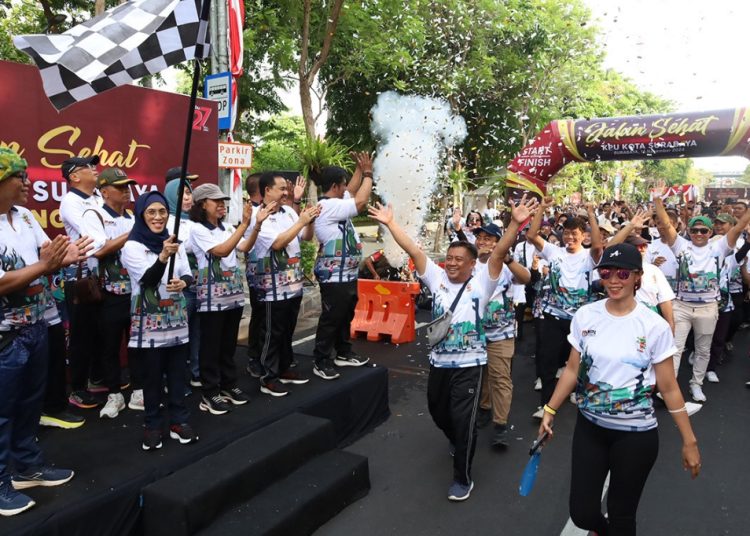 Start jalan sehat di Balai Kota Surabaya.