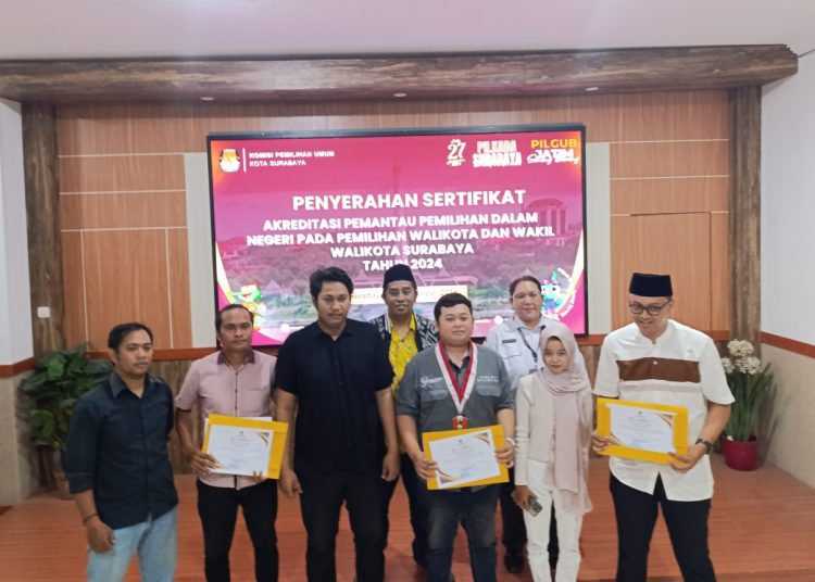 Penyerahan sertifikat kepada empat pemantau Pemilihan Wali Kota dna Wakil Wali Kota Surabaya oleh KPU Surabaya.