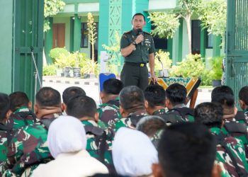 Dandim 0813 Bojonegoro Letkol Czi Arief Rochman Hakim saat memberikan arahan di hadapan ratusan anggota TNI dan PNS jajarannya dalam kegiatan bertajuk 'Jam Komandan'.