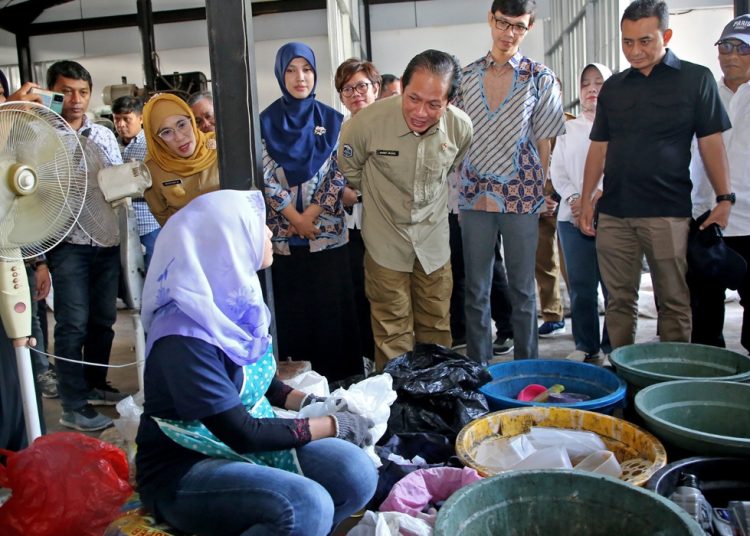 Menteri Lingkungan Hidup (LH) sekaligus Kepala Badan Pengendalian Lingkungan Hidup , Hanif Faisol Nurofiq saat mengunjungi bank sampah' induk di Surabaya.