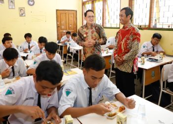 Pj Gubernur Jawa Timur Adhy Karyono meninjau uji coba program Makan Bergizi Gratis di SMA dan SMK Gema 45 Surabaya.