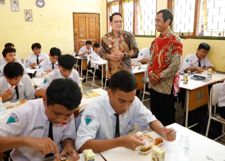Pj Gubernur Jawa Timur Adhy Karyono meninjau uji coba program Makan Bergizi Gratis di SMA dan SMK Gema 45 Surabaya.