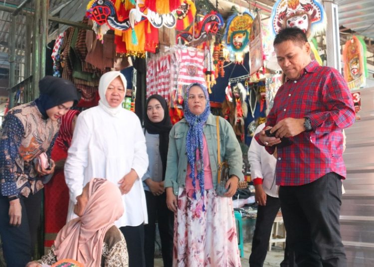 Tri Rismaharini saat di Pasar Gorang Gareng, Kecamatan Kawedanan, Magetan.