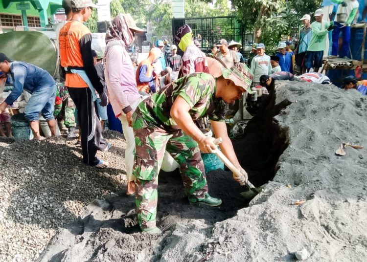 Babinsa Koramil Kantor dalam karya bakti pengecoran dek lantai 2 gedung sekolah RA - Madrasah Ibtidaiyah (MI) Islamiyah Yayasan Al Khairat di Desa Tambahrejo, Kecamatan Kanor, Bojonegoro.