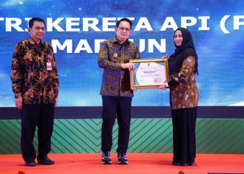 Pj Gubernur Jatim Adhy Karyono menyerahkan penghargaan dalam acara puncak peringatan Hari Kesehatan Nasional ke-60 tahun 2024 di Hotel Aston Sidoarjo.