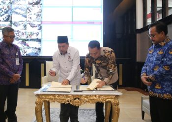 Penandatanganan MoU antara Wali Kota Surabaya Eri Cahyadi dengan Ketua Ombudman RI, Mokhammad Najih.