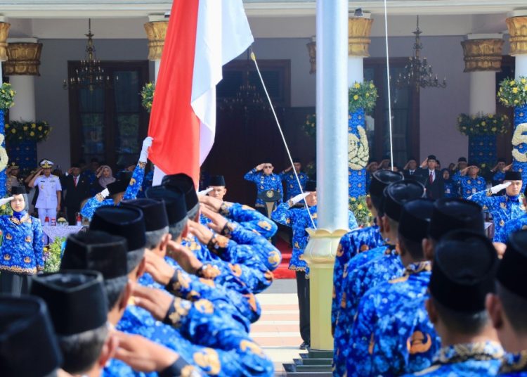 Upacara peringatan HUT KORPRI ke-53 tahun 2024 di halaman gedung Negara Grahadi, Surabaya.