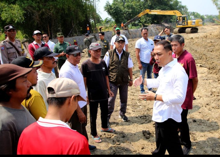 Foto dokumentasi saat Wali Kota Surabaya Eri Cahyadi turun lapangan memberikan arahan pengerjaan proyek penanggulangan banjir.