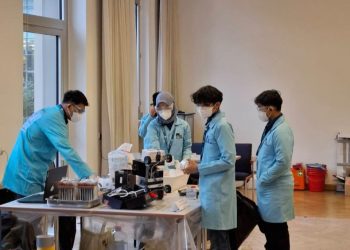 Tim Spektronics ITS saat sedang mempersiapkan mobil Spektronics 26 x PP untuk melaju di lintasan.