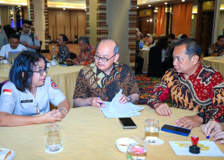 Pj Sekdaprov Jatim dalam rapat koordinasi Pendampingan Penyaluran Hibah Rehabilitasi dan Rekonstruksi di Sunlake Waterfront Resort Convention Jakarta.