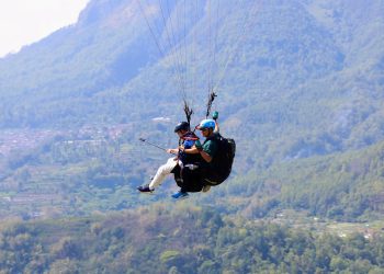 Pj Gubernur Jatim Adhy Karyono menjajal wisata tandem paralayang di kawasan Gunung Banyak, Bumiaji Kota Batu.