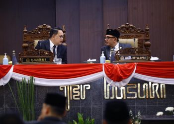 Pj Gubernur Jawa Timur Adhy Karyono pada rapat paripurna di DPRD Jatim dengan agenda penyampaian jawaban atas pandangan umum fraksi-fraksi terkait RAPBD tahun 2025.