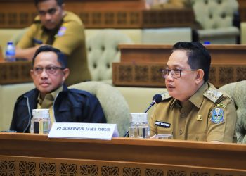 Pj Gubernur Jawa Timur Adhy Karyono saat rapat kerja dan rapat dengar pendapat bersama Komisi II DPR RI di ruang rapat Komisi II Gedung Nusantara DPR RI, Jakarta Pusat.