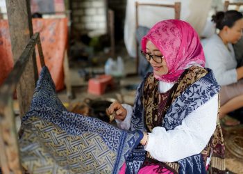Penasihat DWP Jawa Timur Isye Adhy Karyono meninjau produksi batik gedog di Batik Surya di Dusun Gendong, Desa Margorejo, Kecamatan Kerek, Tuban.