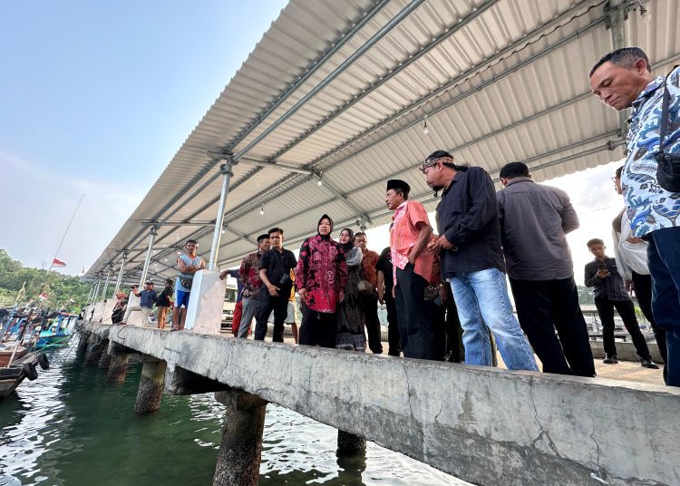 Tri Rismaharini saat berkunjung ke Dusun Sendangbiru, Desa Tambakrejo, Kecamatan Sumbermanjing Wetan, Kabupaten Malang.