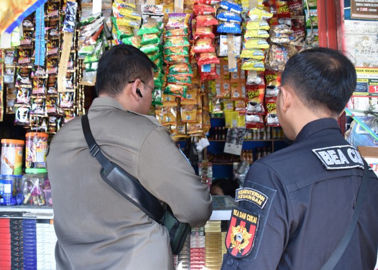 Penyisiran sekaligus sosialisasi pada toko-toko kelontong oleh Pemkot Surabaya dan Bea Cukai Sidoarjo tentang rokok ilegal.