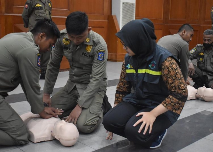 Pelatihan Bantuan Dasar Hidup di gedung Sawunggaling, Pemkot Surabaya.