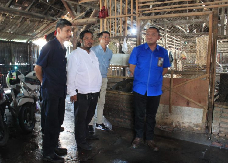 Direktur Utama PD Pasar Surya bersama jajaran dan perwakilan pedagang mengecek kondisi Pasar Keputran Selatan jelang revitalisasi pasar tersebut.