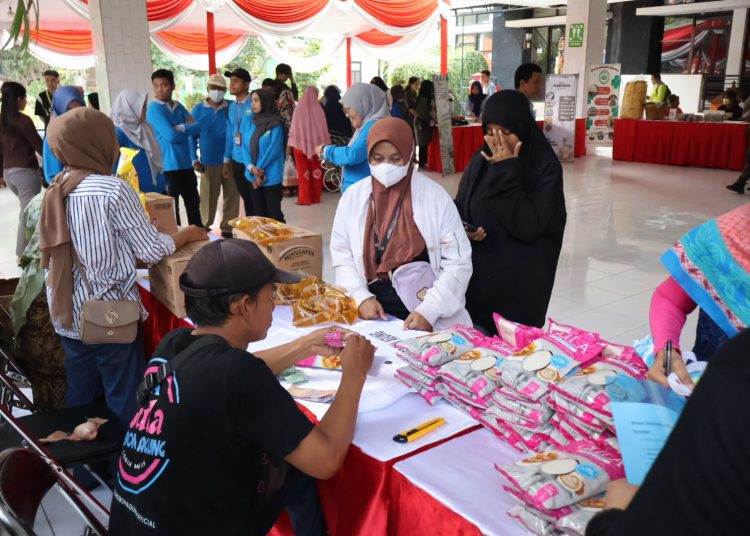 Salah satu kegiatan pasar murah yang dilakukan Pemkot Surabaya. Langkah ini dilaksanakan secara berkala dengan lokasi yang berbeda-beda.