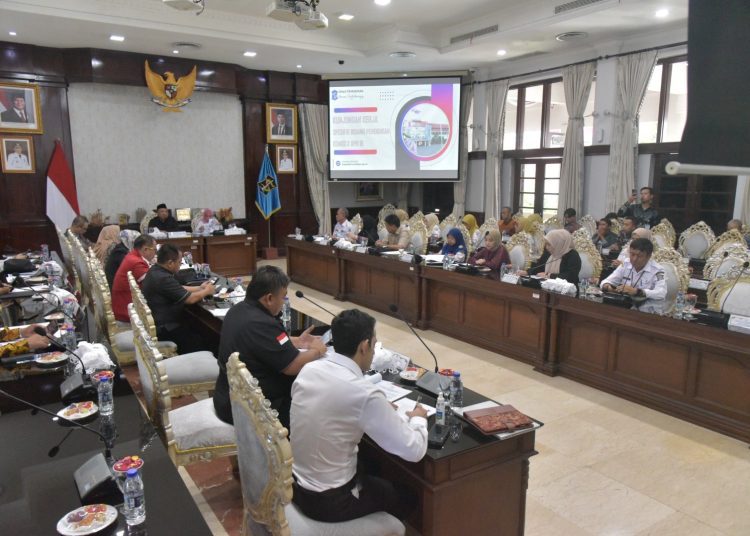 Kunker spesifik dari Komisi X DPR RI diterima di ruang sidang wali kota Surabaya.