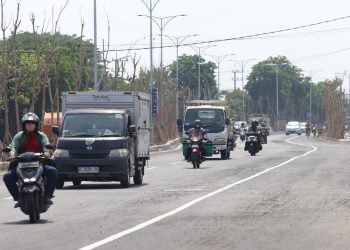 Jalan di atas box culvert sepanjang 400 meter di Jalan Raya Babat Jerawat, Pakal, sudah kelar. Kendaraan pun sudah bisa melintas di atas jalan tersebut.