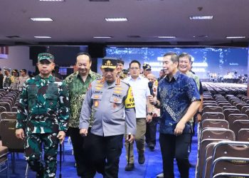 Pj Gubernur Jatim Adhy Karyono bersama Kapolri Jenderal Polisi Listyo Sigit Prabowo dan Panglima TNI Jenderal Agus Subiyanto saat di Gereja Bethany Surabaya.