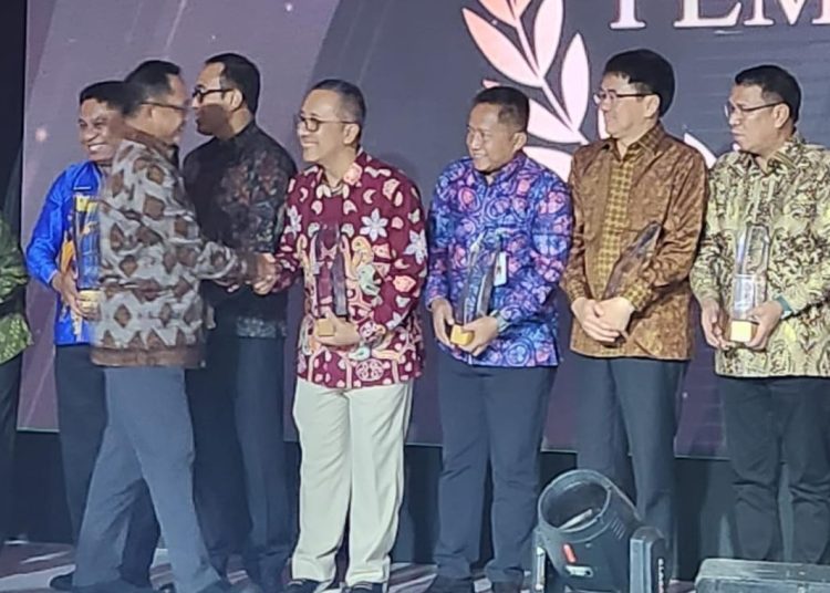 Asisten II Pemkot Surabaya Agus Imam Sonhaji menerima penghargaan dalam kategori Pelayanan Publik Fiskal Tertinggi, dalam ajang Apresiasi Kinerja Pemerintah Daerah yang diselenggarakan Kemendagri RI bersama Tempo Media.