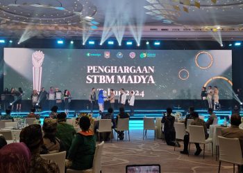 Penyerahan penghargaan Sanitasi Total Berbasis Masyarakat (STBM) kategori Madya Terbaik I di The St. Regis Jakarta.
