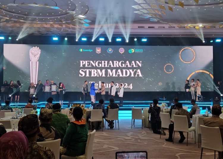 Penyerahan penghargaan Sanitasi Total Berbasis Masyarakat (STBM) kategori Madya Terbaik I di The St. Regis Jakarta.