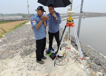 Anggota tim riset ITS Miko Cahya Laksmana ST (kiri) saat mengembangkan produk Low-cost GNSS Receiver.