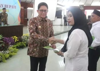 Pj Bupati Bojonegoro Adriyanto menyerahkan keputusan bupati tentang perpanjangan masa keanggotaan Badan Permusyawaratan Desa di Pendopo Malowopati.