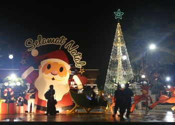 Foto ilustrasi, pernak-pernik Natal yang disuguhkan di depan Balai Kota Surabaya.