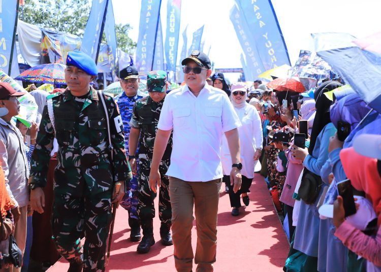 Pj Gubernur Jawa Timur Adhy Karyono saat menghadiri Fire Power Demo Latihan Angkasa Yudha TNI AU di Air Weapon Range (AWR) Pandanwangi, Kabupaten Lumajang.