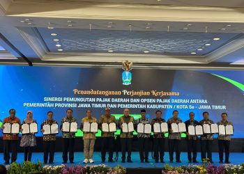 Foto bersama usai penandatanganan perjanjian kerjasama sinergi pungutan pajak daerah dan opsen pajak daerah di Hotel Bumi Surabaya.