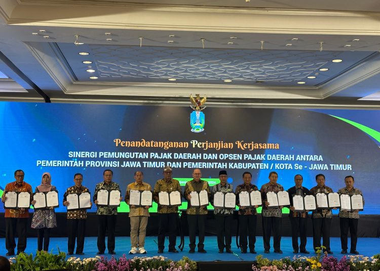 Foto bersama usai penandatanganan perjanjian kerjasama sinergi pungutan pajak daerah dan opsen pajak daerah di Hotel Bumi Surabaya.