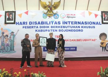 Salah satu hasil karya penyandang disabilitas dipamerkan dalam peringatan Hari Disabilitas Internasional Tahun 2024 di Pendopo Malowopati, Pemkab Bojonegoro.