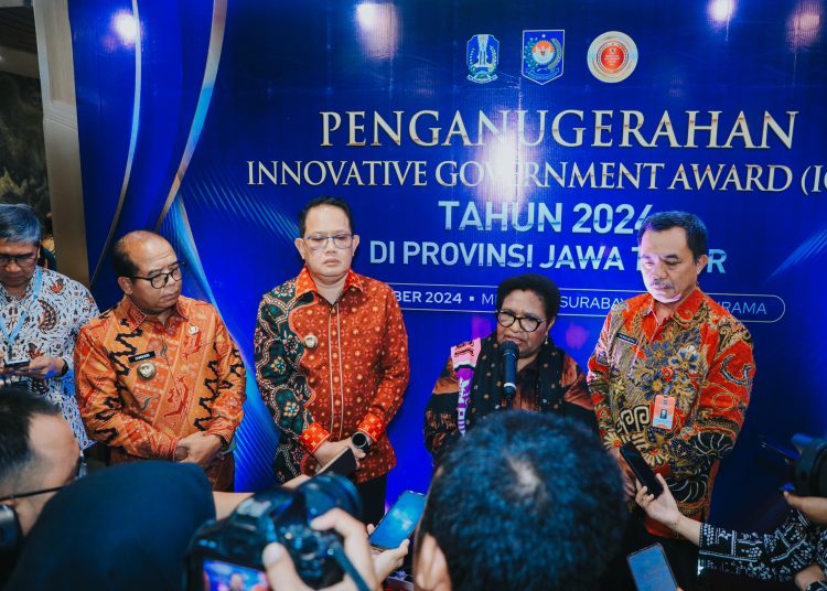 Jumpa pers kepada awak media di sela penganugerahan Innovative Government Awards 2024 di Mercure Surabaya Grand Mirama Hotel.