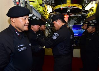 Penyematan Brevet Kehormatan Hiu Kencana di KRI Nagapasa-403 di perairan Selat Madura.