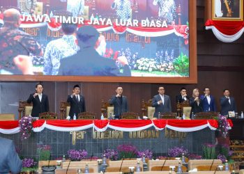 Rapat paripurna di DPRD Jatim dengan agenda penyampaian nota penjelasan terhadap Rancangan Peraturan Daerah Tentang Perusahaan Perseroan Daerah Bank Perekonomian Rakyat Jawa Timur oleh Pj Gubernur Jatim Adhy Karyono.