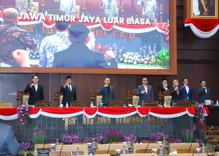 Rapat paripurna di DPRD Jatim dengan agenda penyampaian nota penjelasan terhadap Rancangan Peraturan Daerah Tentang Perusahaan Perseroan Daerah Bank Perekonomian Rakyat Jawa Timur oleh Pj Gubernur Jatim Adhy Karyono.