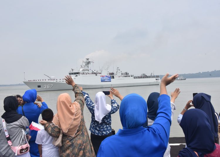 Pelepasan KRI Sultan Iskandar Muda-367 di Dermaga Madura Koarmada II yang akan mengemban misi perdamaian di bawah bendera PBB di Lebanon.
