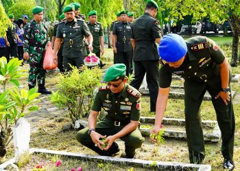 Ziarah dan tabur bunga di Taman Makam Pahlawan (TMP) Kusuma Bangsa di Desa Ngumpakdalem, Kecamatan Dander, Bojonegoro.
