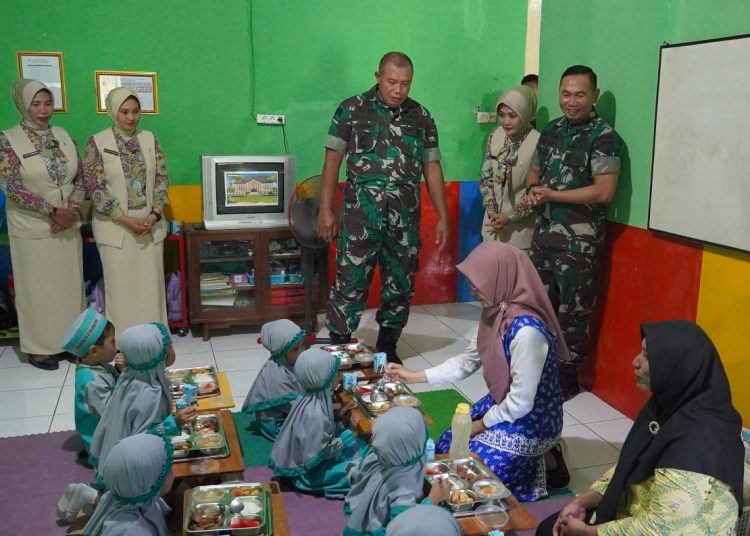 Uji coba makan sehat dan bergizi gratis kepada siswa-siswi Taman Kanak-Kanak (TK) dan Sekolah Dasar oleh Kodim Bojonegoro bersama SPPG Taman Rajekwesi.