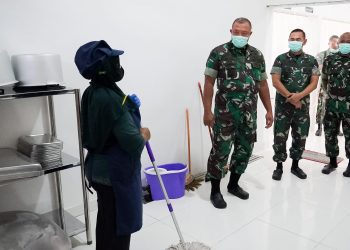 Irdam V Brawijaya Brigjen TNI Ramli saat melakukan pengecekan terhadap operasional Dapur Sehat Satuan Pelayanan Pemenuhan Gizi (SPPG) Taman Rajekwesi Bojonegoro.