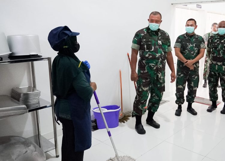 Irdam V Brawijaya Brigjen TNI Ramli saat melakukan pengecekan terhadap operasional Dapur Sehat Satuan Pelayanan Pemenuhan Gizi (SPPG) Taman Rajekwesi Bojonegoro.