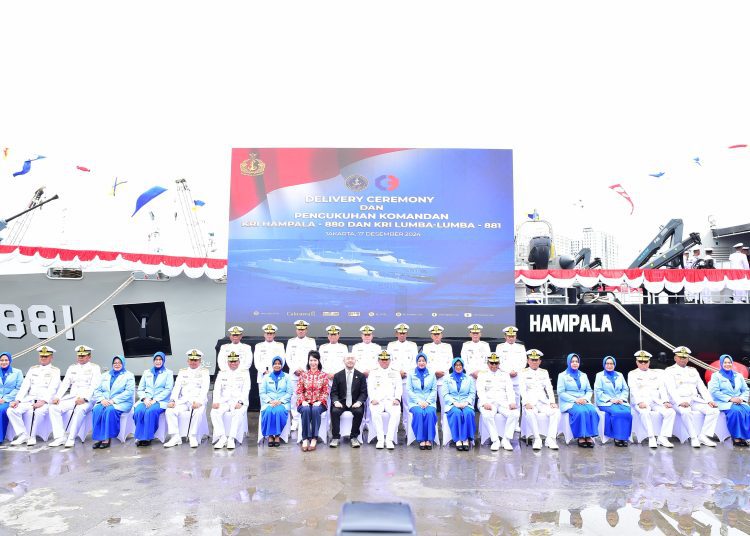 Foto bersama dengan latar belakang KRI Hampala-880 dan KRI Lumba-Lumba- 881 di sela peresmian dua kapal perang jenis PC 60.