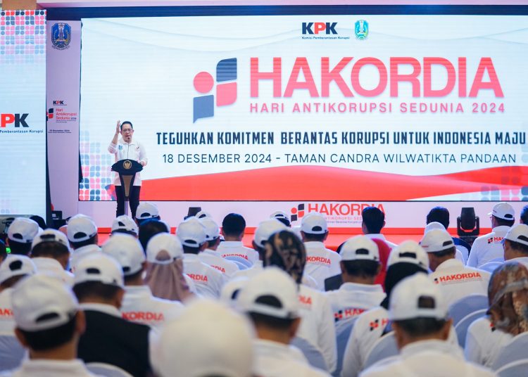 Pj Gubernur Jatim Adhy Karyono dalam acara peringatan Hari Anti Korupsi Sedunia di Taman Candra Wilwatikta Pandaan, Pasuruan.