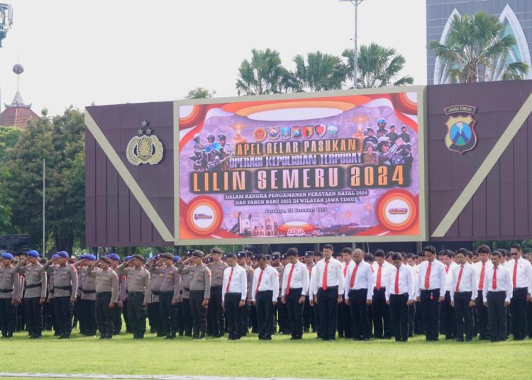 Apel Gelar Pasukan Operasi Lilin Semeru 2024 di Polda Jatim untuk menyambut perayaan Natal 2024 dan Tahun Baru 2025.