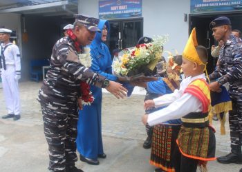 Penyambutan Pangkoarmada II, Laksda TNI Ariantyo Condrowibowo bersama Ketua Daerah Jalasenastri Armada II, Ny. Dian Ariantyo Condrowibowo, saat kunjungan kerja ke Pangkalan TNI AL Labuan Bajo, Lantamal VII Kupang.