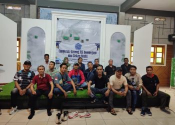 Para jurnalis yang tergabung dalam PJI Kabupaten Bojonegoro dalam pertemuan di Warung OTS, Sugihwaras, Ngampel, Kecamatan Kapas.